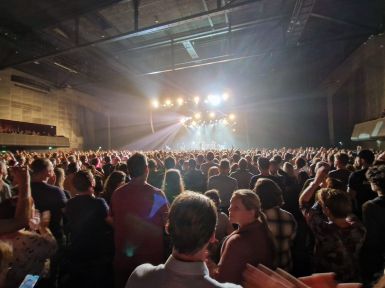 Menschenmenge im Afas Live, Amsterdam zum Counting Crows Konzert 2022