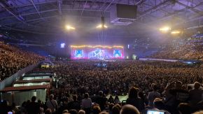 Menschenmenge in der Schalkearena beim Rolling Stones Konzert 2022