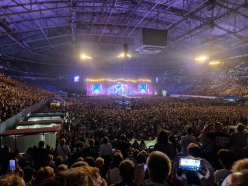Menschenmenge in der Schalkearena beim Rolling Stones Konzert 2022