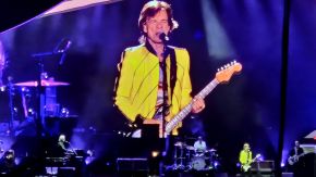 Mick Jagger in gelber Jacke beim Rolling Stones Konzert 2022