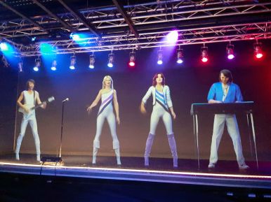 ABBA Hologramme auf der Bühne im Museum, Stockholm