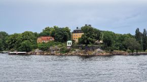 Blick auf Djurgarden, Stockholm, vom Wasser aus gesehen