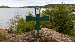 Militärkreuz mit Inschrift 1954 auf Fjäderholmen, Schweden