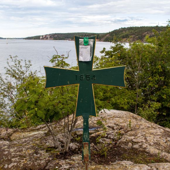 Militärkreuz mit Inschrift 1954 auf Fjäderholmen, Schweden