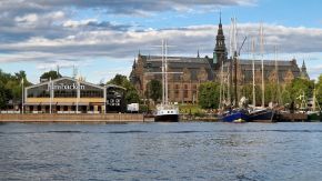 Nordisches Museum und Junibacken vom Wasser aus gesehen, Stockholm