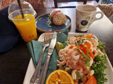 Schwarzbrot mit Krabben im Café Schweizer, Stockholm