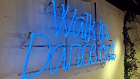 Walk in Dance Out Neonzeichen im ABBA Museum Stockholm