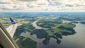 Schärenlandschaft nahe Stockholm in Schweden vom Flugzeug aus gesehen