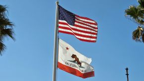 Amerikanische und kalifornische Flagge am Silver Strand State Beach Header