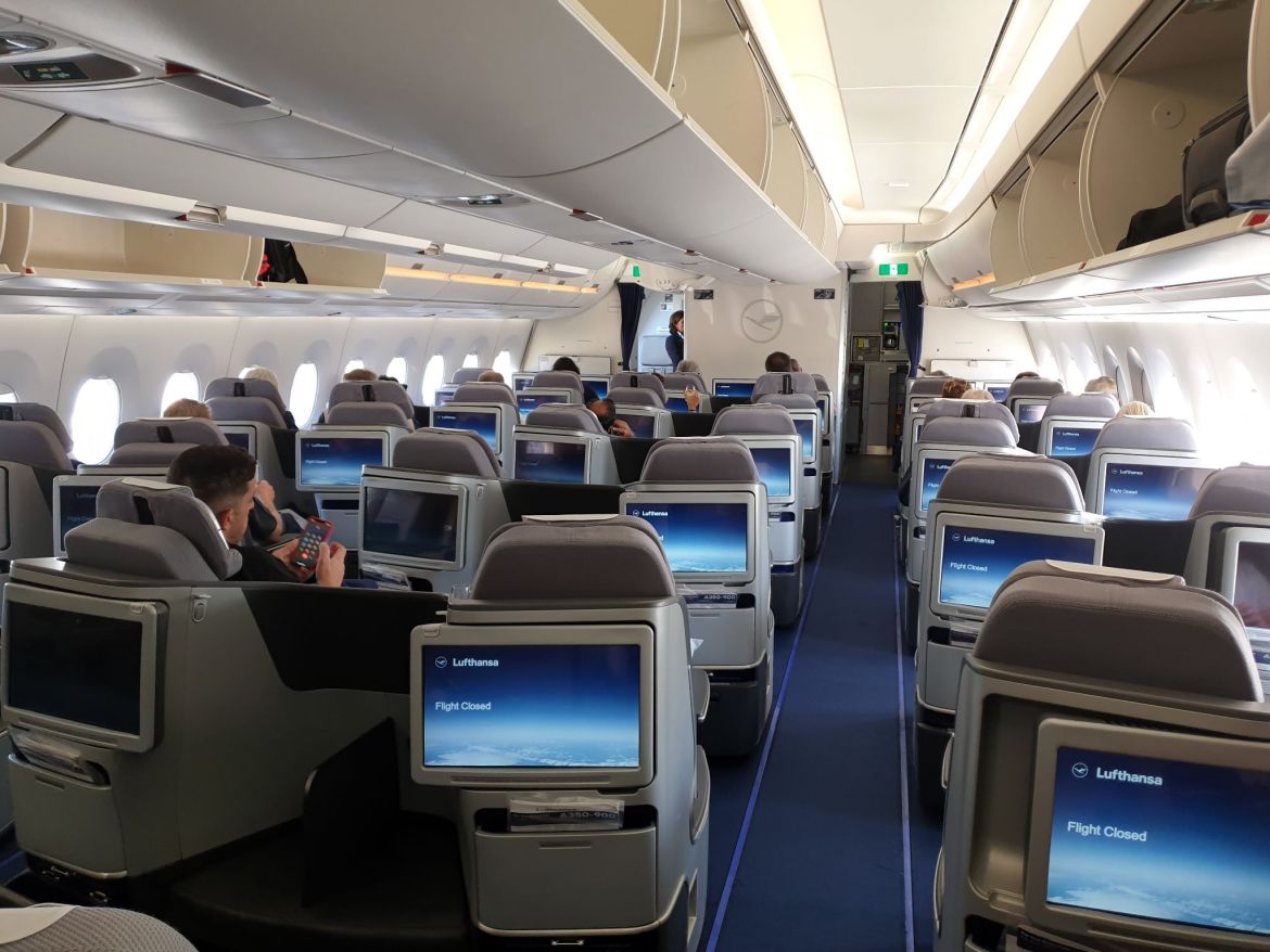 Businessclass Kabine eines Lufthansa Airbus A350 900