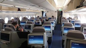 Businessclass Kabine eines Lufthansa Airbus A350 900