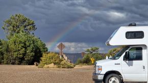 Regenbogen über Wohnmobil am Grand Canyon, Arizona
