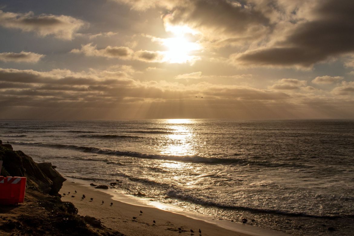 Sonnenuntergang mit Strahlen am La Jolla Cove Beach, Kalifornien