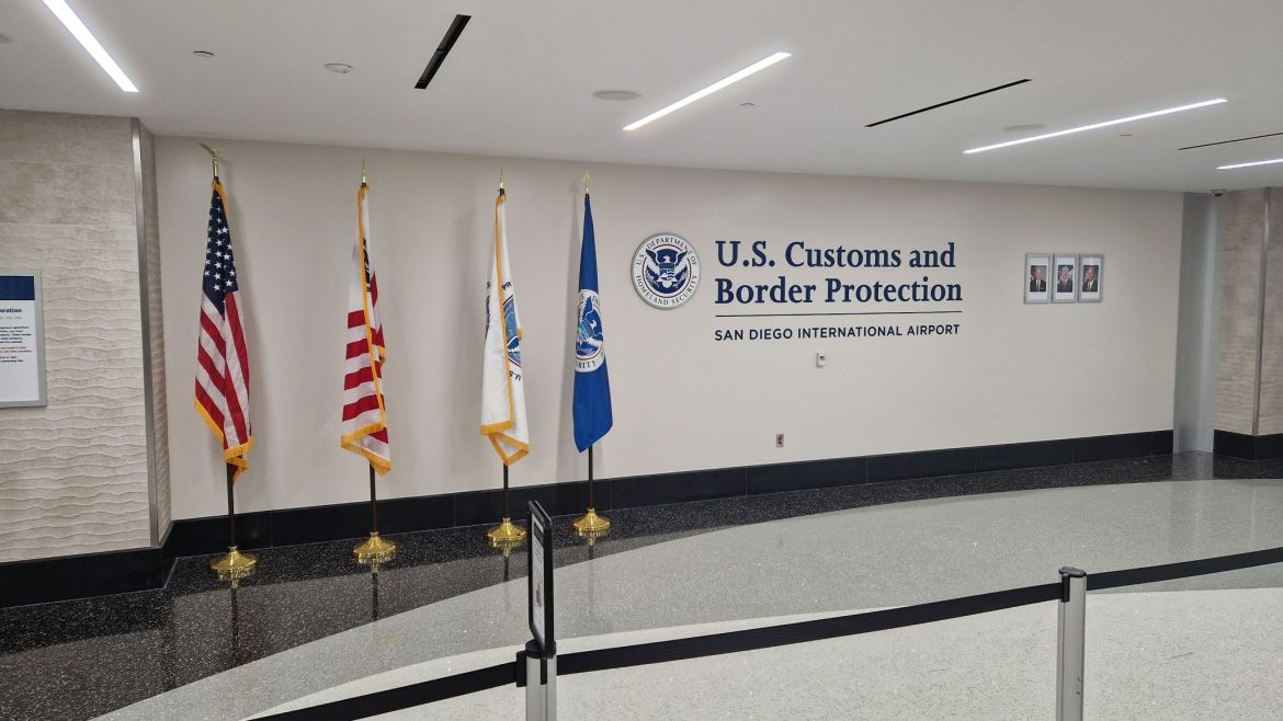 U.S. Customs and Border Protection Schriftzug am San Diego Airport