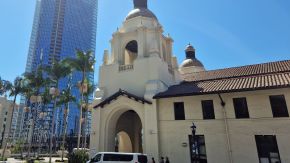 Architektonischer Kontrast in San Diego