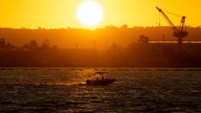 Boot im Sonnenuntergang in San Diego
