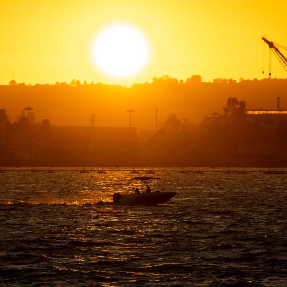 Boot im Sonnenuntergang in San Diego