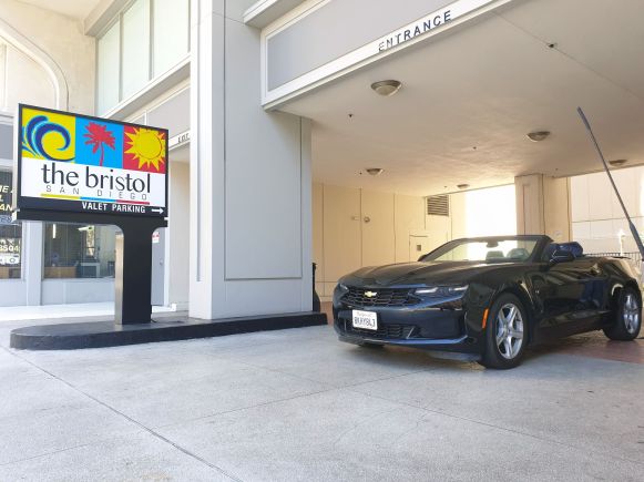 Chevy Camaro an der Einfahrt des Bristol Hotel in San Diego