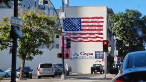 Pledge of Allegiance auf Hausfassade in San Diego