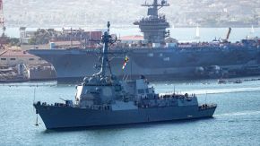 USS Carl Vinson Flugzeugträger und USS Sprance Zerstörer in San Diego