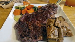 14 oz Ribeye Steak im Broken Spur Steakhouse, Torrey, Utah