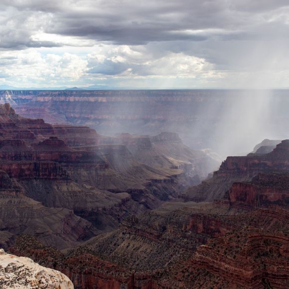 Aufziehender Regensturm über dem Grand Canyon, Arizona