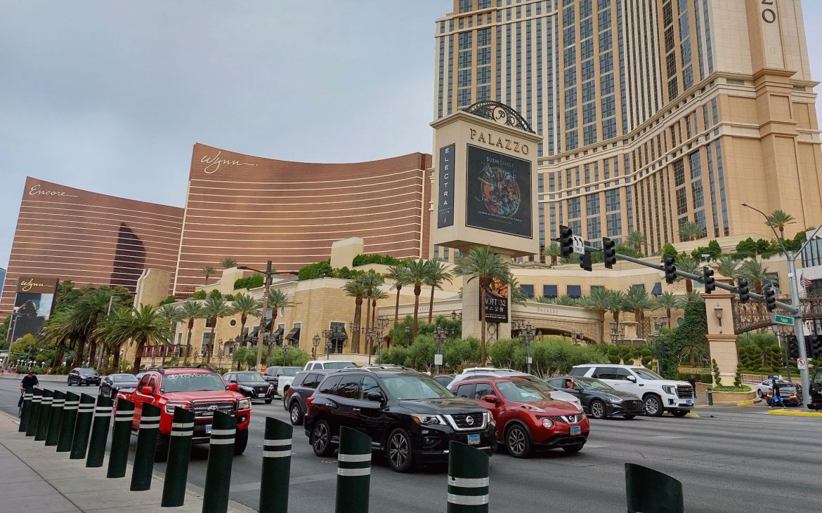 Autos auf dem Las Vegas Strip vor dem Palazzo