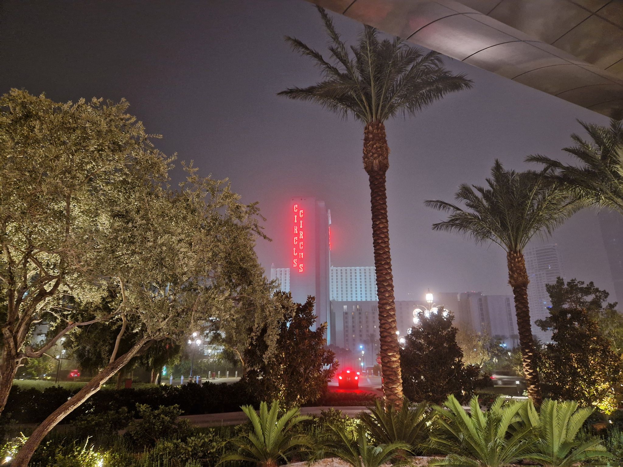 Blick auf das Circus, Circu bei Nacht vom Hilton Resorts World aus gesehen, Las Vegas