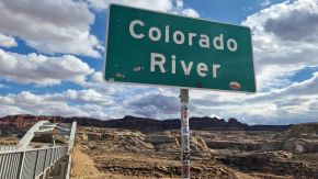Colorado River Sign an der Hite Crossing Bridge, Utah