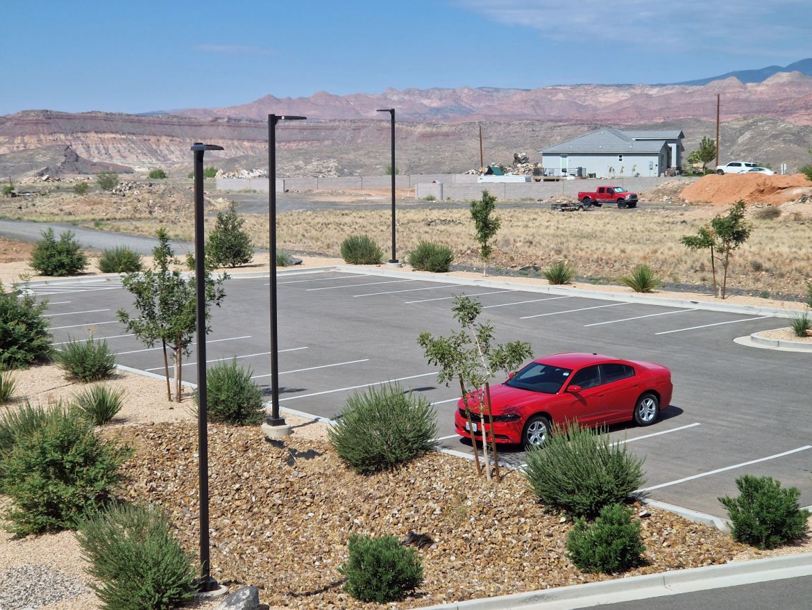 Dodge Charger auf Hotelparkplatz in Hurricane, Utah