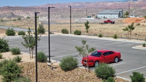 Dodge Charger auf Hotelparkplatz in Hurricane, Utah