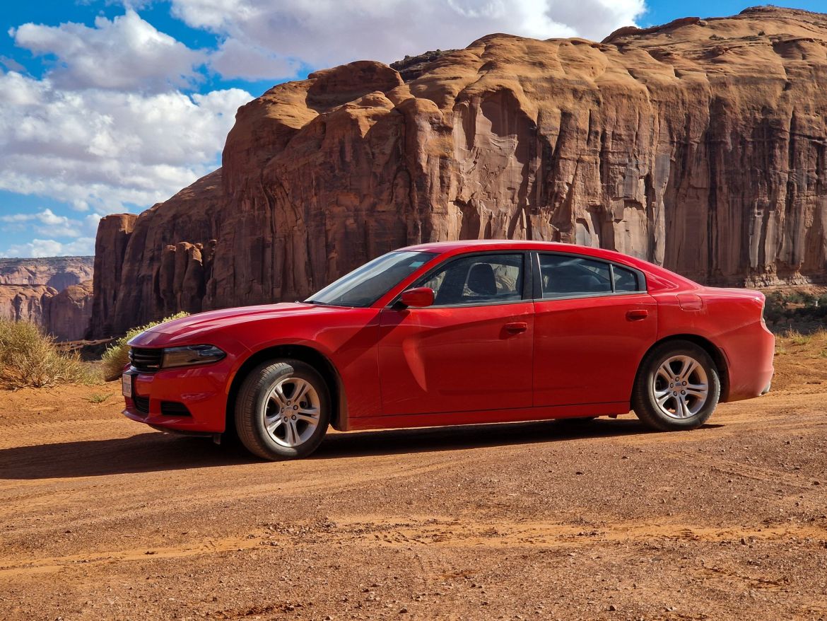 Dodge Charger im Monument Valley bei The Thumb