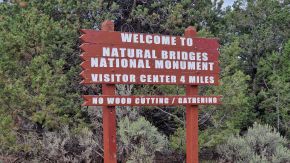 Eingangsschild am Natural Bridges National Monument