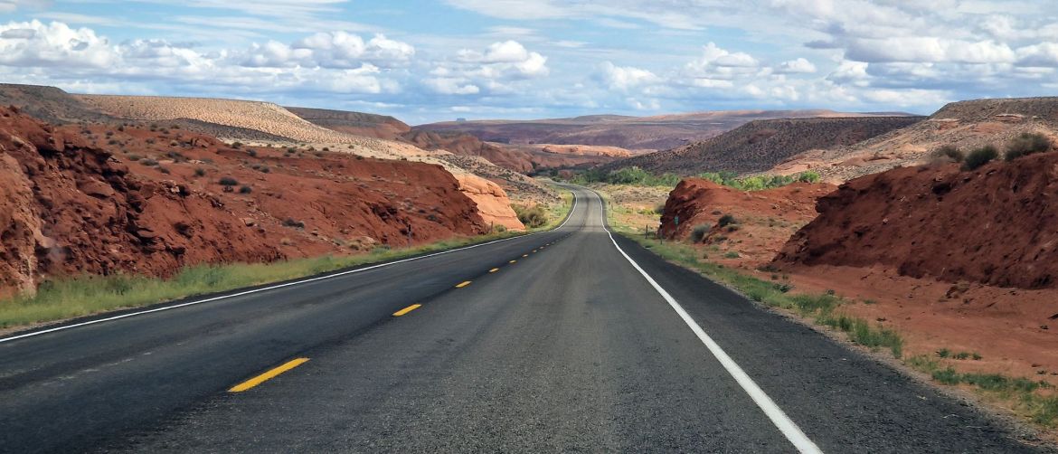 Einsame Kurve auf der Utah State Route 95 21by9