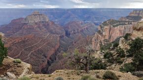 Felsspitze und Schlucht im Grand Canyon, Arizona