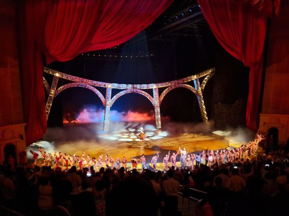 Finale von Cirque du Soleil O im Bellagio, Las Vegas
