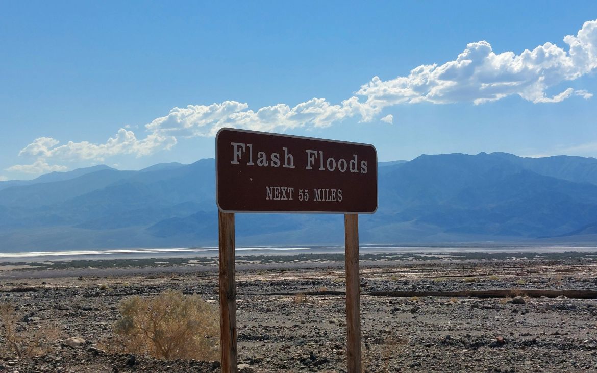 Flash Floods Schild mit Warnung vor Springfluten im Death Valley