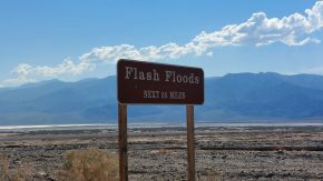 Flash Floods Schild mit Warnung vor Springfluten im Death Valley