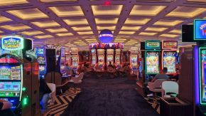 Gang zwischen Spielautomaten im Resorts World Casino, Las Vegas