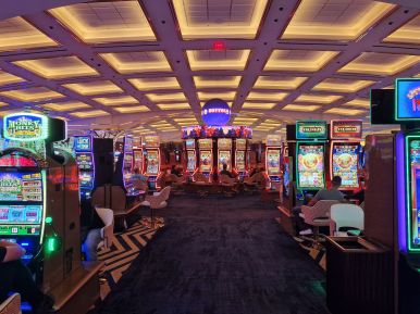 Gang zwischen Spielautomaten im Resorts World Casino, Las Vegas