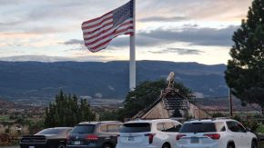 Große amerikanische Flagge am Broken Spur Steakhouse, Torrey, Utah