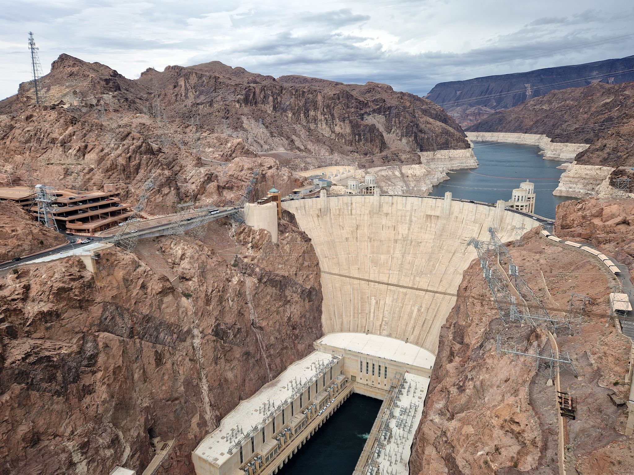 Hoover-Staudamm, Colorado River und Lake Mead von der Mike OCallaghan–Pat Tillman Memorial Bridge aus gesehen