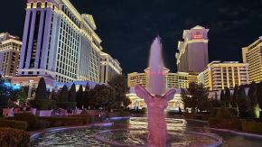 Kopflose Statue am Caesars Palace bei Nacht, Las Vegas