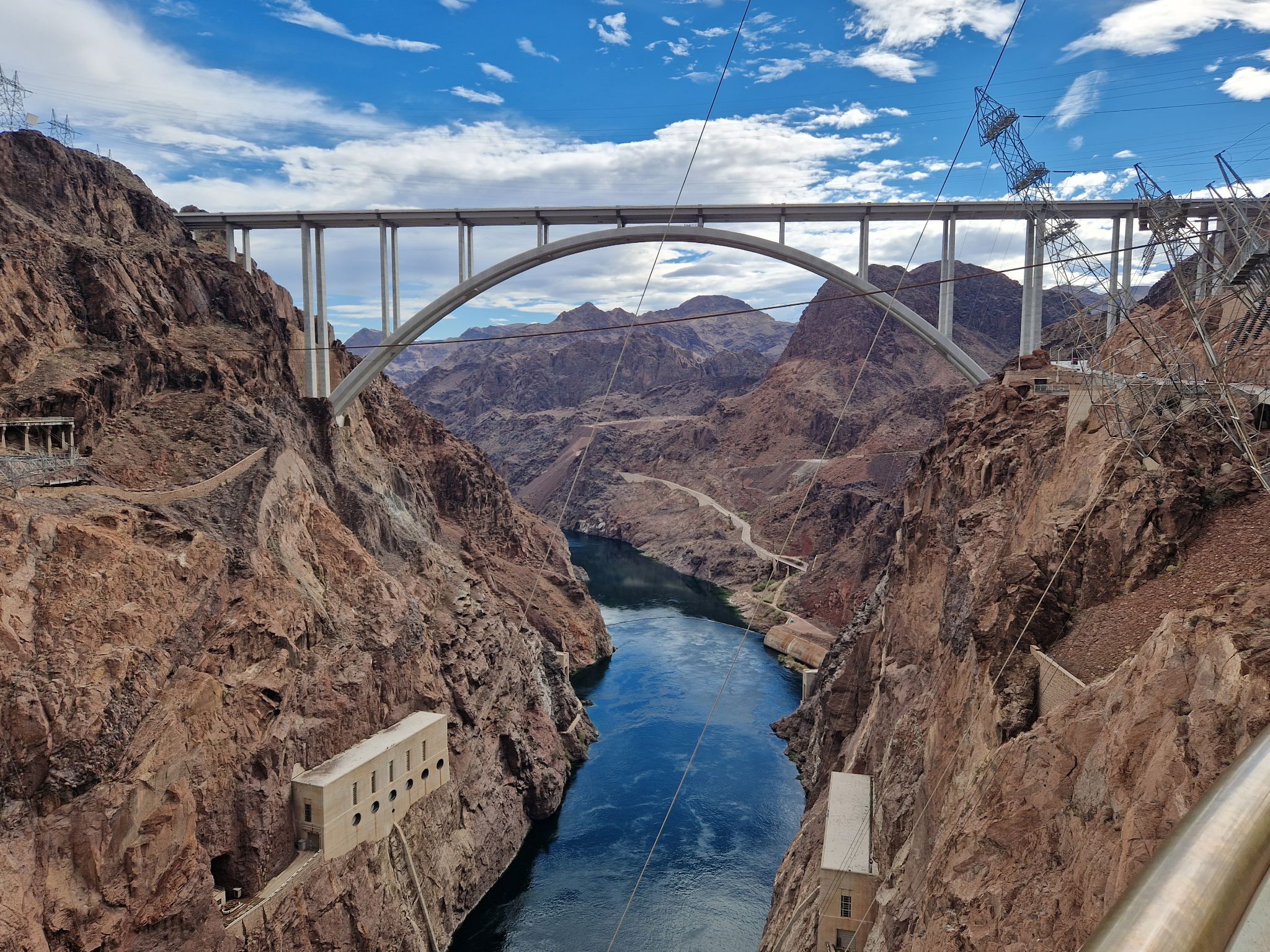 Mike OCallaghan–Pat Tillman Memorial Bridge über dem Colorado River vom Hoover Damm aus gesehen