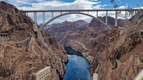 Mike OCallaghan–Pat Tillman Memorial Bridge über dem Colorado River vom Hoover Damm aus gesehen