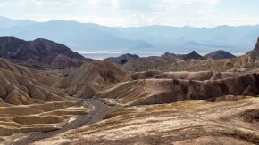 Mondartige Landschaft am Zabriskie Point, Death Valley, USA