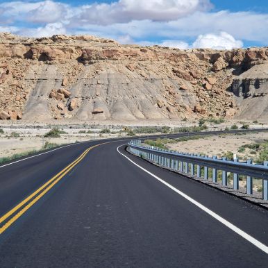 Scharfe Rechtskurve auf der Utah State Route 95
