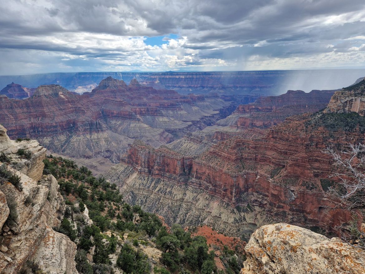Schlucht durch den Grand Canyon mit Regen im Hintergrund, Arizona