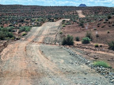 Sehr hügelige Dirt Road im Valley of the Gods, Utah