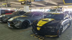 Shelby Mustang und Hertz Camaro SS am Flughafen Las Vegas